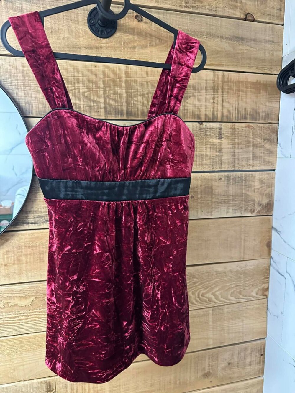 🍷 Women’s LE CHÂTEAU T-Shirt – Size XS – Burgundy Velvet – $5 🍷
